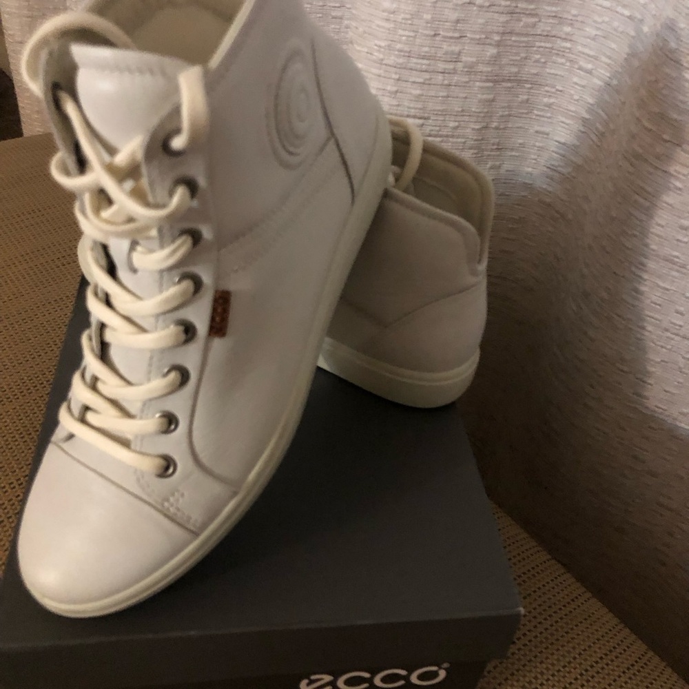 Women’s Ecco white high top. New in box Size 8-8.5.